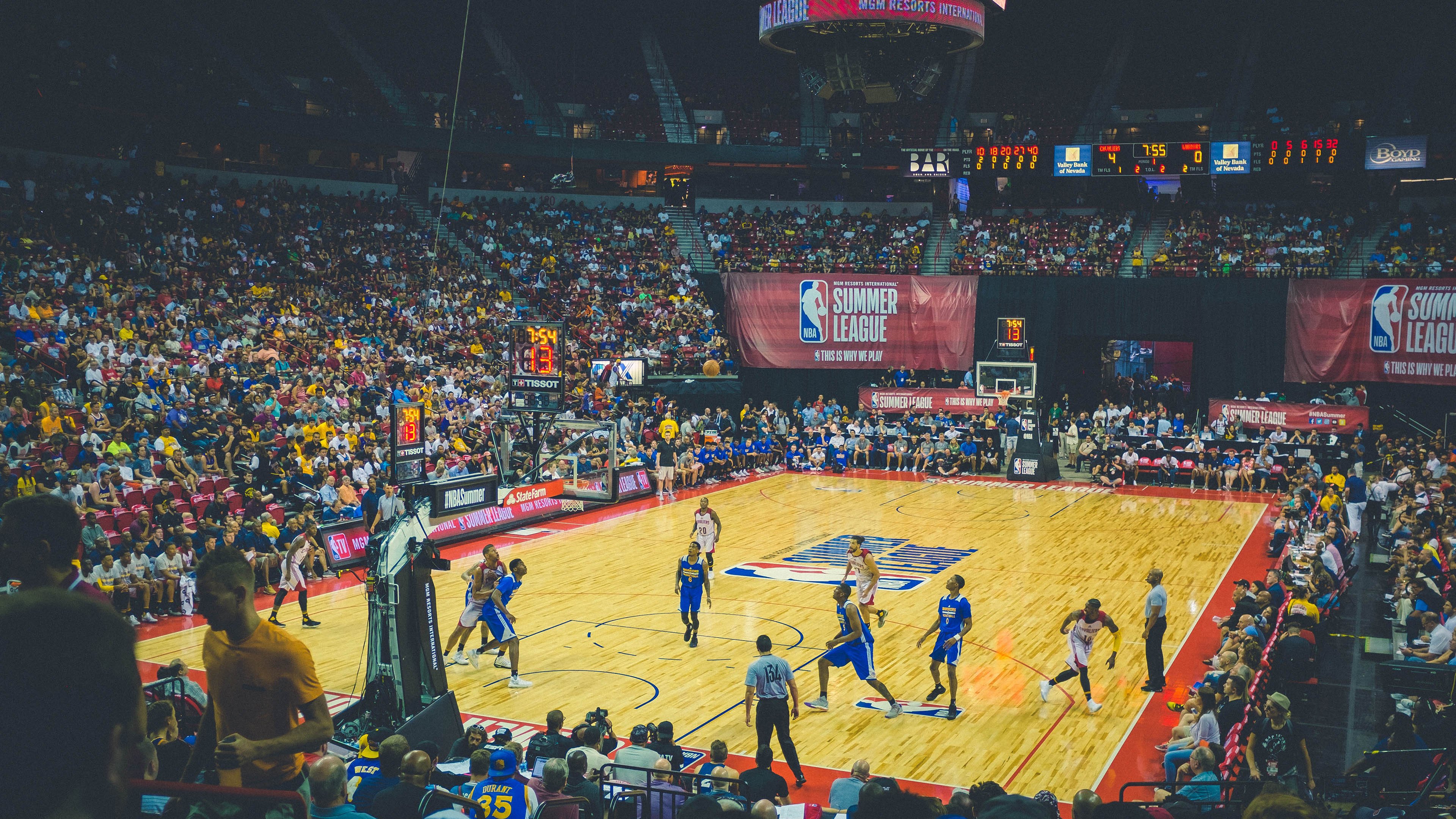 特色篮球赛事助力城市夜经济，带动夜间消费热潮，篮球场夜景