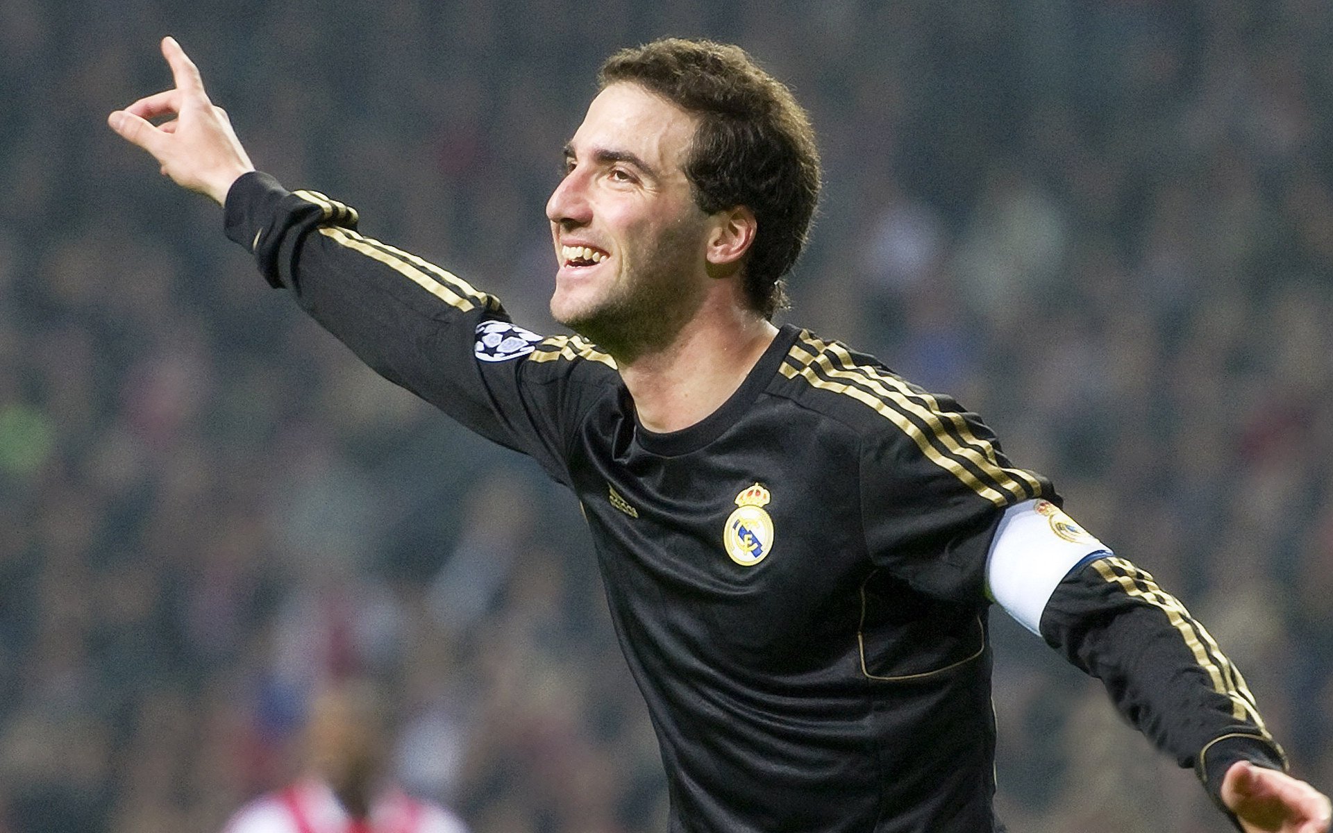 特色篮球赛事助力城市夜经济，带动夜间消费热潮，篮球场夜景