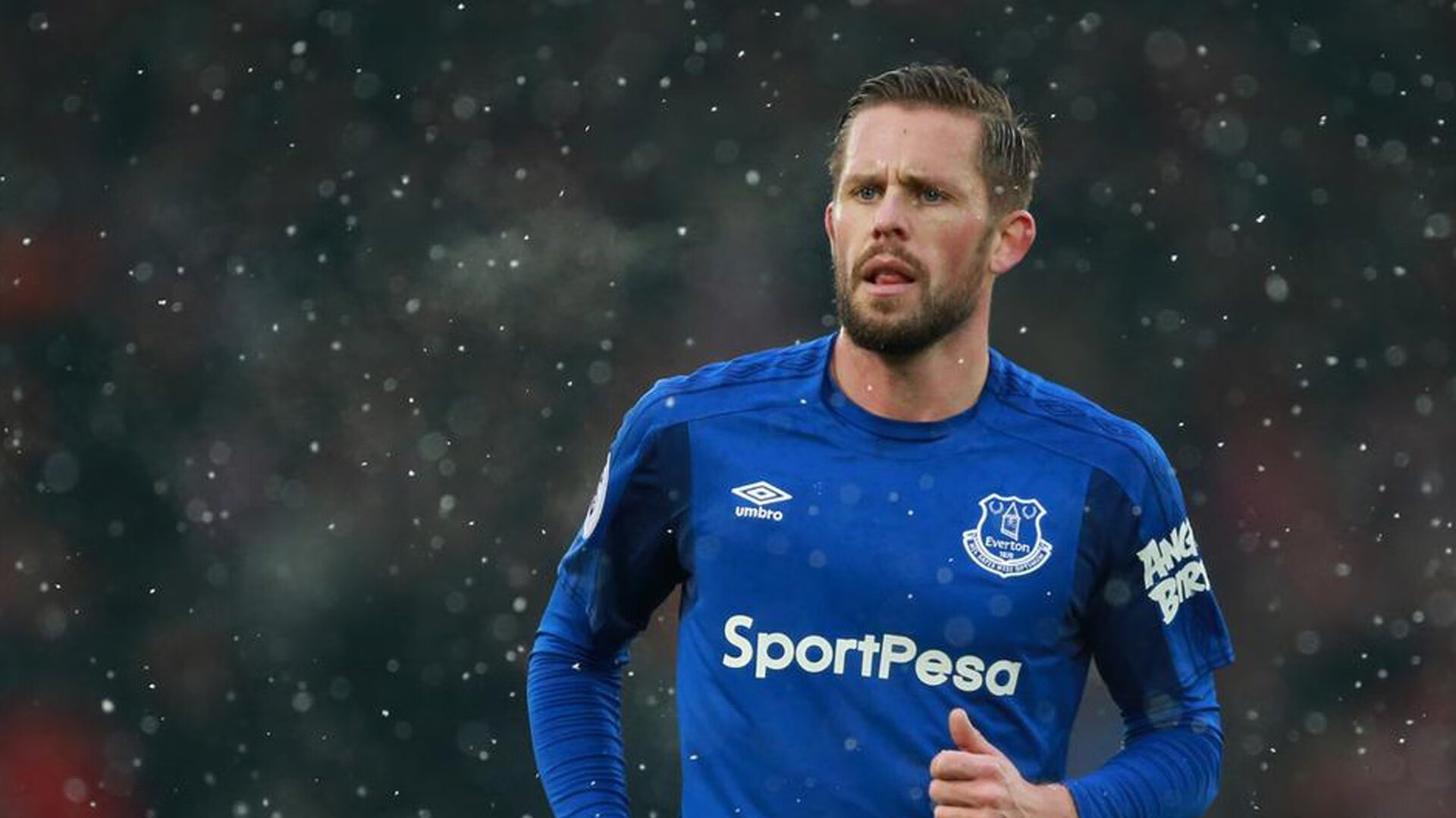 比赛现场球迷热情高涨，呐喊声不断，比赛现场球迷热情高涨,呐喊声不断