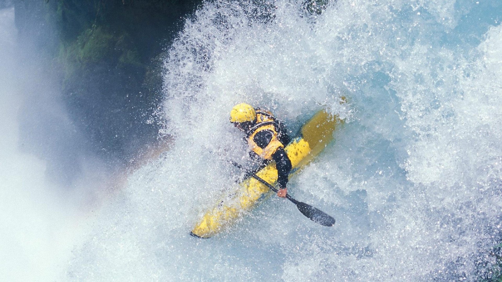 精彩对抗！球员们全力冲刺，场上火药味十足，球员冲刺速度